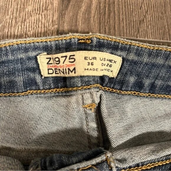 NEW Zara Low Rise Flare Jeans Light Wash Bootcut Zip Fly Denim Pockets Size 4 - Picture 3 of 6